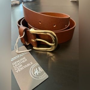 H&M women’s medium dark brown leather belt. Gold colored buckle